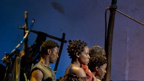 Jared Gertner (der.) 'viaja' a África en el musical 'The Book of Mormon'.