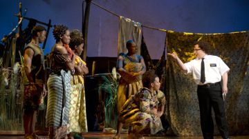 Jared Gertner (der.) 'viaja' a África en el musical 'The Book of Mormon'.