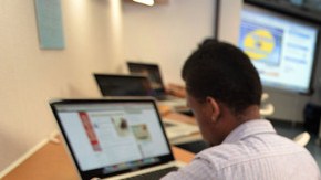 Luis González, (der.) recibe clases de computación gratuitas en el Club Digital ubicado en Magnolia Place family Center.