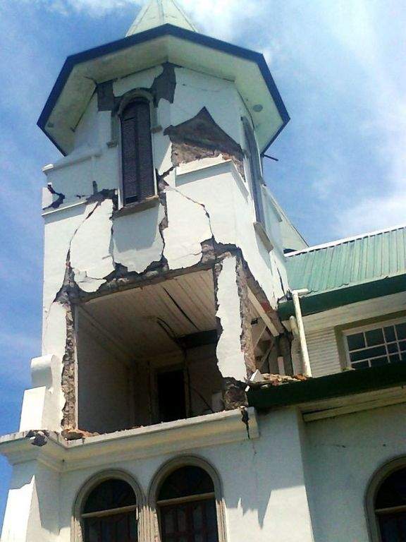 El temblor dañó la fachada de esta iglesia en la localidad de Santa Cruz.
