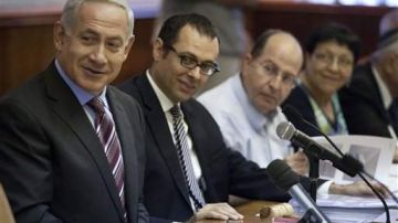 El primer ministro de Israel, Benjamin Netanyahu, está sentado a la izquierda.