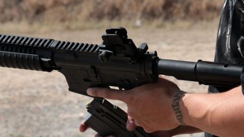 En los estados fronterizos con México hay miles de establecimientos para comprar armas.
