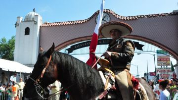 Raúl Muñoz era el charro que llegaba montado sobre su caballo favorito a los desfiles patrióticos en La Villita, y será reconocido por su influencia en la comunidad mexicana y por su empeño empresarial.