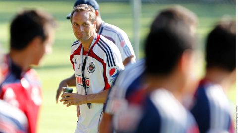 El entrenador holandés de las Chivas, John Van't Schip, supervisa la práctica de sus jugadores con una leve sonrisa en el rostro.