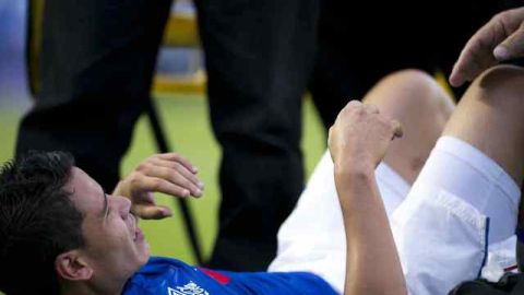 Pablo Barrera, de Cruz Azul,  al momento de lesionarse  los ligamentos de su rodilla derecha  el sábado pasado ante  Pachuca.
