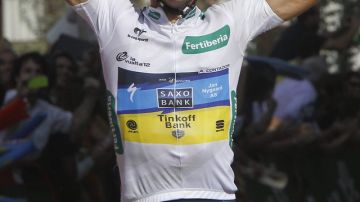 Alberto Contador celebra tras ganar la etapa 17 de la Vuelta.
