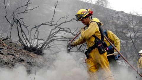El último incendio en el  noreste de Los Ángeles  estaba contenido en 24% antes de que comenzaran las lluvias.