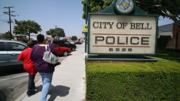 La ciudad le exige al  exjefe de policía de Bell, Randy Adams,  que devuelva el  salario anual porque no era válido.