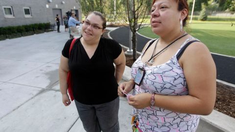 Patricia Hernández (der.), madre de un estudiante de la escuela Shields Middle School apoya a los maestros que irían a huelga.