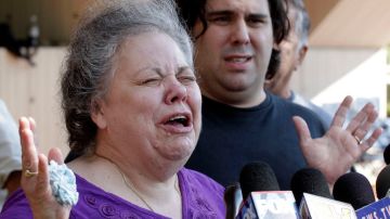 Marcia Savio, madrastra de Kathleen Savio, llora afuera de la corte del condado de Will, en Joliet, Illinois.