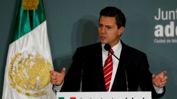 El presidente electo Enrique Peña Nieto, del Partido Revolucionario Institucional,  anuncia su equipo de transición, en Ciudad de México. Jurará su cargo el próximo 1 de diciembre