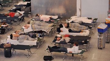 Pasajeros afectados duermen en el terminal de Lufthansa en el aeropuerto de Múnich, Alemania.