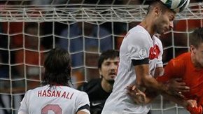 Van Persie conectó un certero testarazo para adelantar a Holanda frente a los turcos.