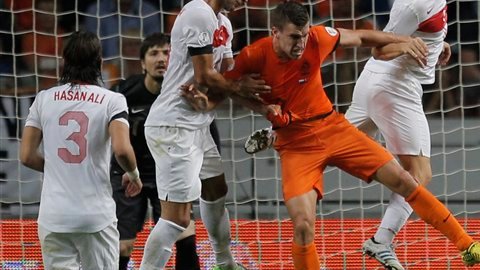 Van Persie conectó un certero testarazo para adelantar a Holanda frente a los turcos.