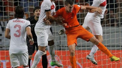 Van Persie conectó un certero testarazo para adelantar a Holanda frente a los turcos.