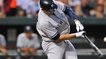 Alex Rodríguez conectando un single para los Yankees frente a los Orioles de Baltimore.