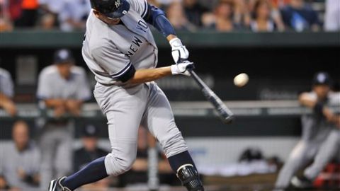 Alex Rodríguez conectando un single para los Yankees frente a los Orioles de Baltimore.