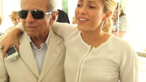 Shakira canta junto a su padre William Mebarak en un video.