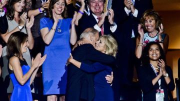 Joe Biden y su esposa Jill se funden en un abrazo al ser este nuevamente nominado como vicepresidente.