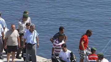 Miembros de la guardia costera turca cargan los cuerpos de las víctimas en Esmirna, al oeste de Turquía.