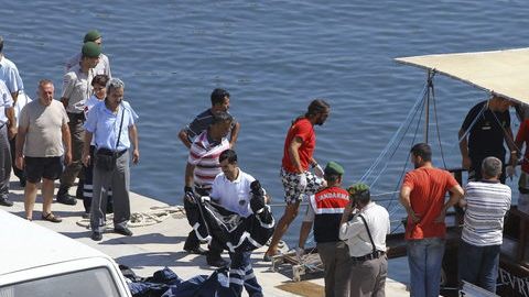 Miembros de la guardia costera turca cargan los cuerpos de las víctimas en Esmirna, al oeste de Turquía.