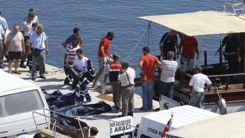 Miembros de la guardia costera turca cargan los cuerpos de las víctimas en Esmirna, al oeste de Turquía.
