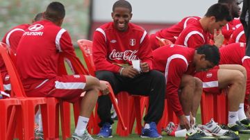 Jefferson Farfán sonríe en un descanso durante el entrenamiento de ayer de la selección de Perú que lleva mal paso rumbo al Mundial 2014.
