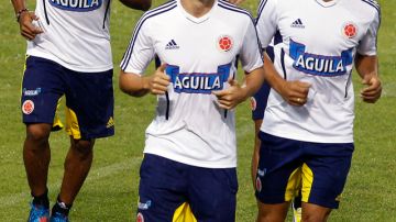 Los colombianos Macnelly Torres (izq. atrás), James Rodríguez, Teofilo Rodríguez y Radamel  Falcao en su práctica de ayer.