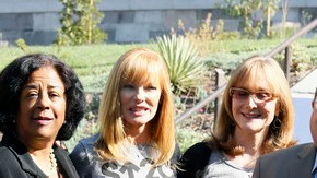 El concejal  Paul Koretz presentó una proclamación declarando el día de hoy como el  de 'Unidos contra el Cáncer'.