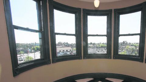 El antiguo hotel se ha convertido en un nuevo complejo habitacional para familias de bajos recursos.