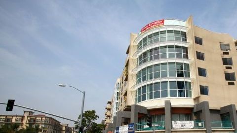 Este edificio en la esquina de César Chávez y Grand es la futura sede de una tienda Walmart en Chinatown de Los Ángeles.