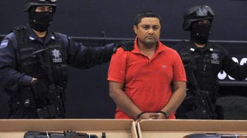 Policías presentan a José Alberto Quiroz Pérez (c) "alias Juan Diego", presunto jefe del llamado cartel de Acapulco ".