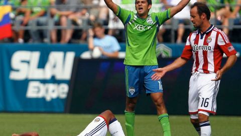 El defensa Leo González de los Seattle Sounders reclama al árbitro por una falta frente a las Chivas USA.
