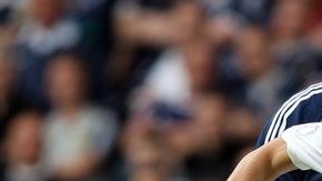 Kolarov del Manchester City hoy en el Escocia vs Serbia rumbo a Brasil 2014.