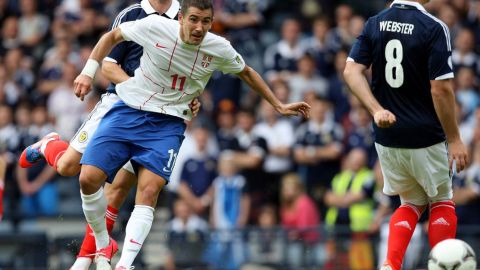 Kolarov del Manchester City hoy en el Escocia vs Serbia rumbo a Brasil 2014.