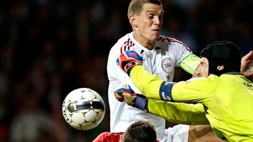 Agger de Dinarmarca y el portero Cech de República Checa chocan en pelota parada.