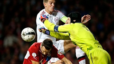 Agger de Dinarmarca y el portero Cech de República Checa chocan en pelota parada.