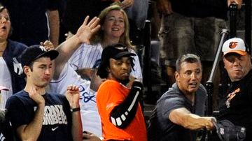 Ichiro Suzuki de los Yankees no puede detener un doble de los Orioles en duelo de la división este de la Americana.