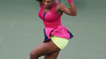 Serena Williams  se apresta para devolver un saque en uno de los pocos momentos en los que se vio obligada a recurrir a un esfuerzo extra.