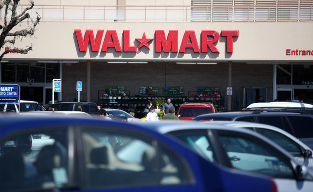 Grupos comunitarios y sindicatos se han dado a la tarea de tratar de evitar que Walmart abra en Chinatown.