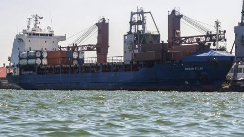 El barco carguero Ocean Atlas, de EEUU, retenido  en Maracaibo, con su tripulación a bordo y su capitán detenido, por motivos aún no comunicados oficialmente.