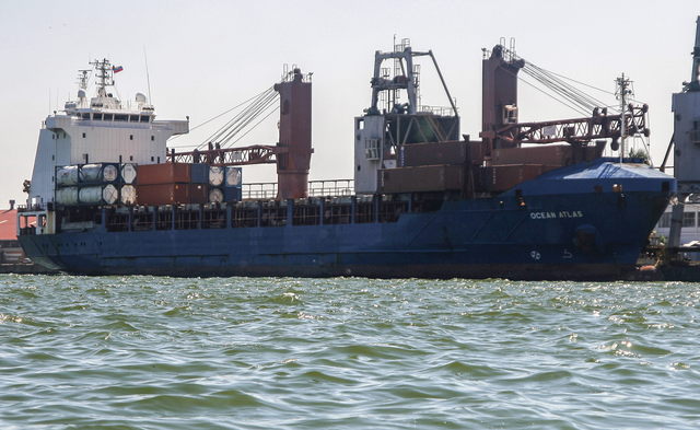 El barco carguero Ocean Atlas, de EEUU, retenido  en Maracaibo, con su tripulación a bordo y su capitán detenido, por motivos aún no comunicados oficialmente.