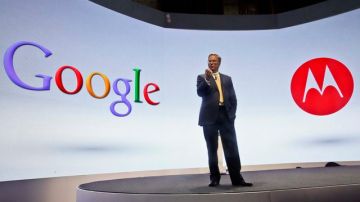 Eric Schmidt, presidente de Google, presentó el miércoles nuevos teléfonos de Motorola, que pasó a ser parte de la empresa.