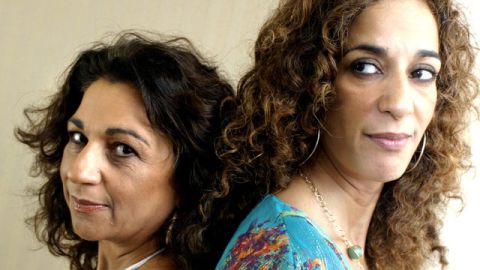 Lolita (izq.) y Rosario Flores,  hijas de la legendaria cantante española Lola Flores.
