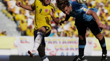Radamel Falcao García (izq.) abrió la cuenta para Colombia ayer ante Uruguay.