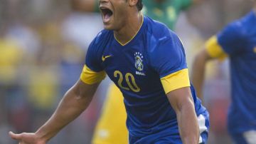 Hulk celebra su gol, que dio el triunfo a Brasil sobre Sudáfrica en el estadio Morumbí de Sao Paulo.