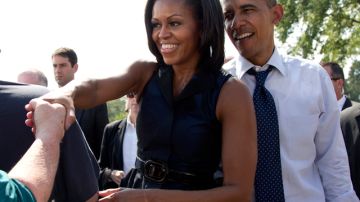 Barack y Michelle Obama saludan a un grupo de seguidores en un evento de campaña realizado ayer  en Portsmouth, Nuevo Hampshire.