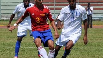 Jerry Bengtson (d) marcó el primer gol de Honduras, que se llevó de Cuba tres importantes puntos.
