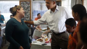 Obama conversa con votantes en un restaurante de Tampa.