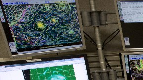 Personal del Centro Nacional de Huracanes sigue la trayectoria de estos fenómenos.